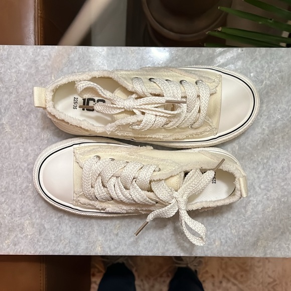 New Girls White Casual Canvas Shoe Girls Size 5.5 Sneakers NWT MAKE AN OFFER!!!! - Picture 7 of 10